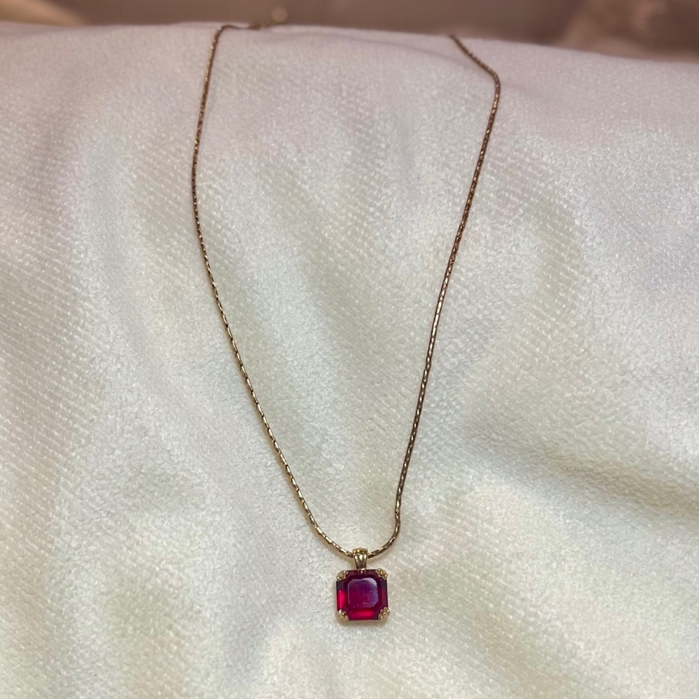 VINTAGE Gold and FAUX RUBY Pendant Necklace - Picture 4 of 6